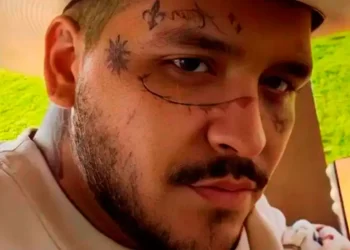 Christian Nodal aparece sin tatuajes en la cara