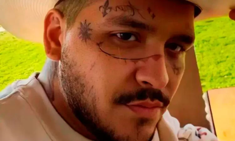 Christian Nodal aparece sin tatuajes en la cara