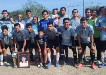 Entrega Deportes Victoria la  Copa a los Amigos de Dany