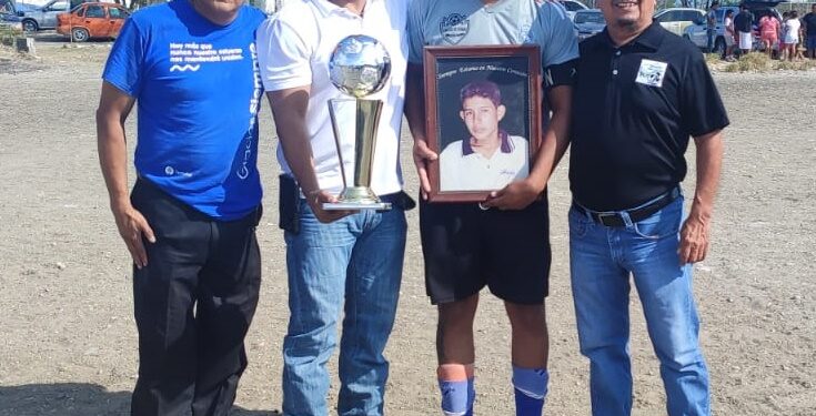 Entrega Deportes Victoria la Copa a los Amigos de Dany