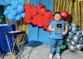 El es Iker ‘el niño millonario’ de YouTube que se ha viralizado