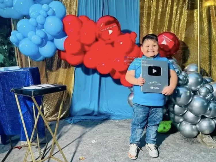 El es Iker ‘el niño millonario’ de YouTube que se ha viralizado