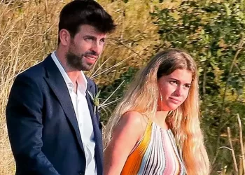 Piqué aparece en boda tomado de la mano de su novia; protagonizan portada de revista
