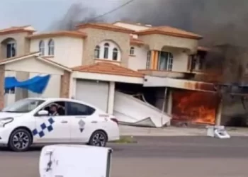 Queman manifestantes casa de Alcaldesa en Edomex