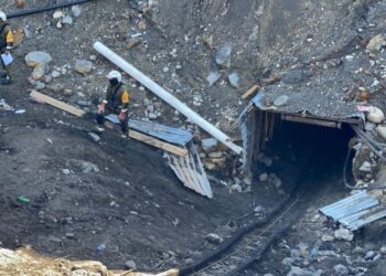 Mineros superan las 200 horas bajo tierra