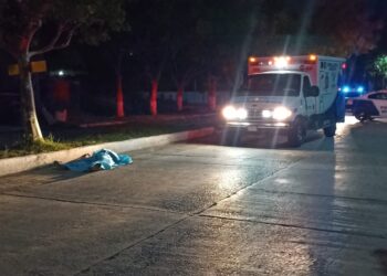 Muere motociclista al caer de su unidad