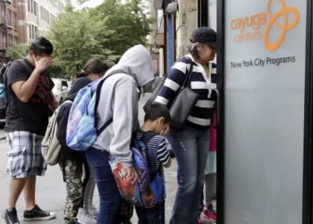 Ignora Abbott llamado para coordinar envió de migrantes a Nueva York