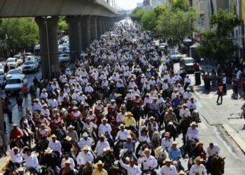 Monterrey celebra 426 aniversario de su fundación con cabalgata y música de banda