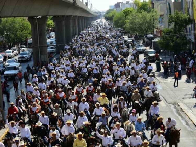 Monterrey celebra 426 aniversario de su fundación con cabalgata y música de banda
