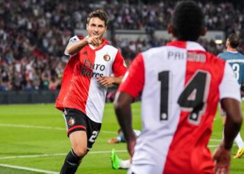 Santiago Giménez anota su cuarto gol en Holanda