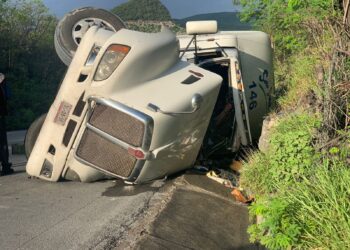 Vuelca tráiler cargado con chile y tomatillo en ruta Victoria-San Luis Potosí