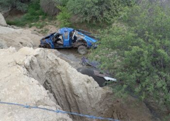 Muere mujer al volcar camioneta en Tula