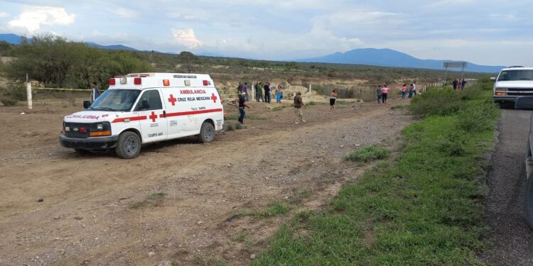 Muere mujer al volcar camioneta en Tula