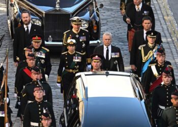 Restos de Isabel II llegan a catedral de Edimburgo tras cortejo fúnebre