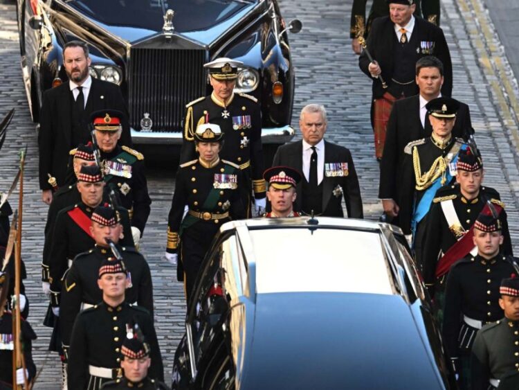 Restos de Isabel II llegan a catedral de Edimburgo tras cortejo fúnebre