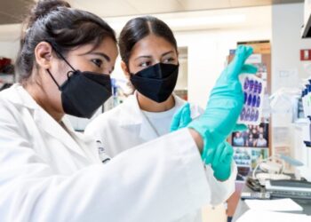 Desarrollan tratamiento nasal que podría bloquear transmisión de covid-19