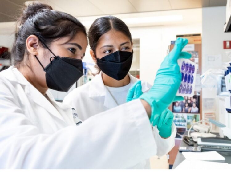 Desarrollan tratamiento nasal que podría bloquear transmisión de covid-19