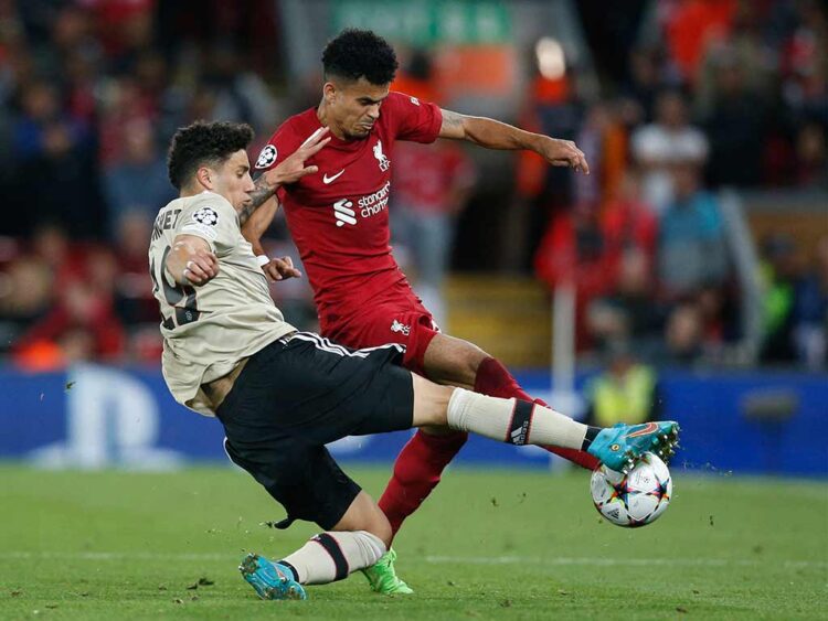 Liverpool vence a Ajax sobre la hora; Jorge Sánchez y Edson participaron