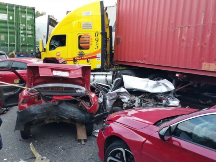 Carambola en autopista de Michoacán deja 6 muertos y 10 heridos