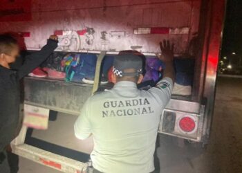 Guardia Nacional rescata a 121 migrantes en una caja de trailer en Nuevo León