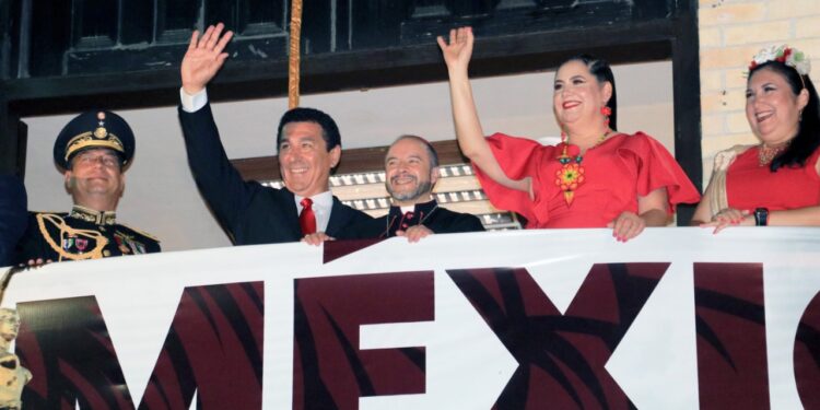 Encabeza Alcalde Mario López  ceremonia del Grito de Independencia en Matamoros