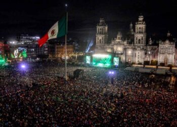 Con Zócalo abarrotado, inicia concierto de Los Tigres del Norte en CDMX