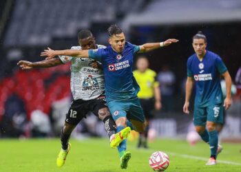 Cruz Azul vence 2-1 sobre la hora al León y sigue con vida