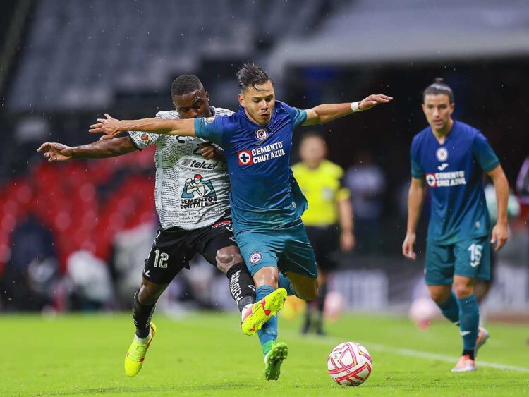 Cruz Azul vence 2-1 sobre la hora al León y sigue con vida