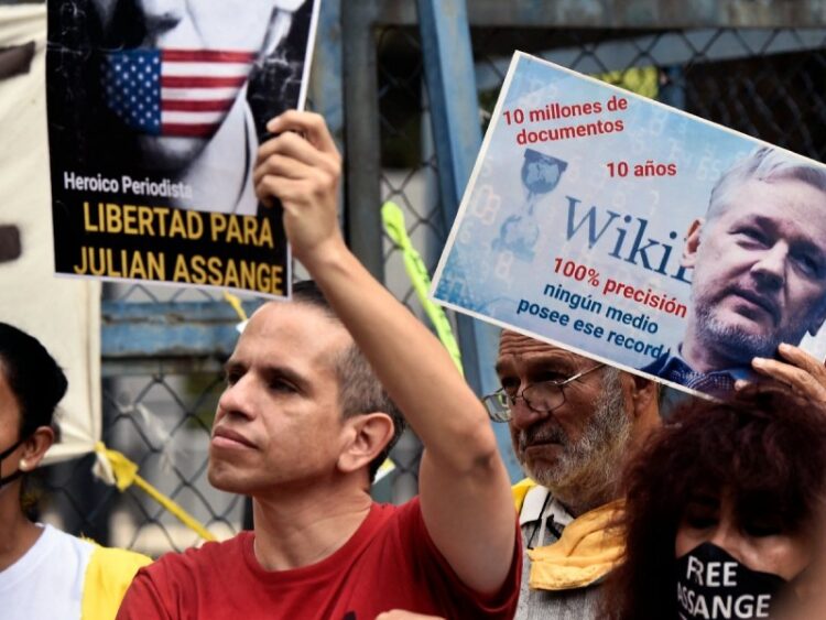 En el Zócalo, López Obrador se compromete a seguir pidiendo la libertad de Assange