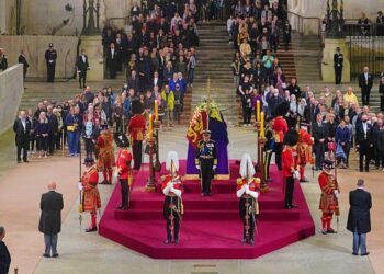 Rey Carlos III encabeza junto a sus hermanos guardia en féretro de Isabel II