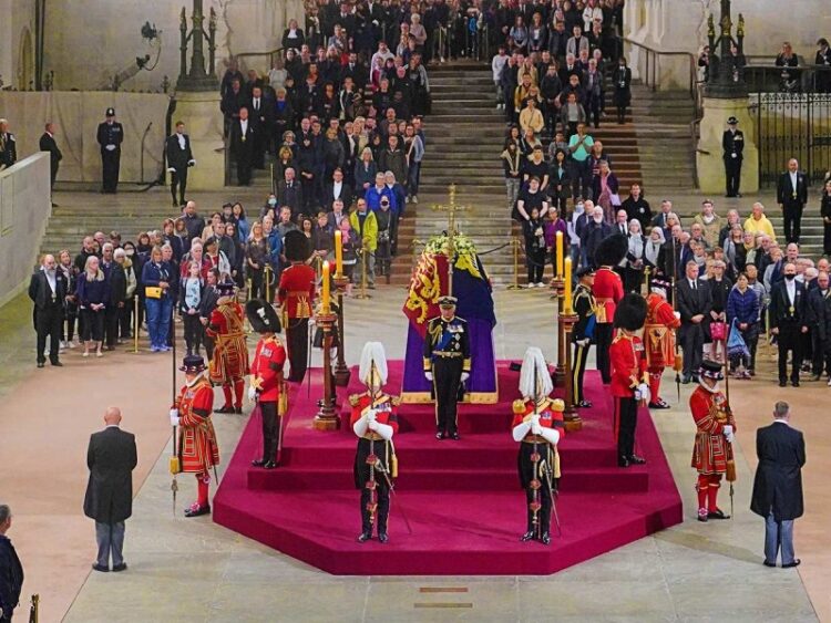 Rey Carlos III encabeza junto a sus hermanos guardia en féretro de Isabel II