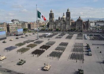 Desfile militar en la Ciudad de México en 212 aniversario de gesta de independencia