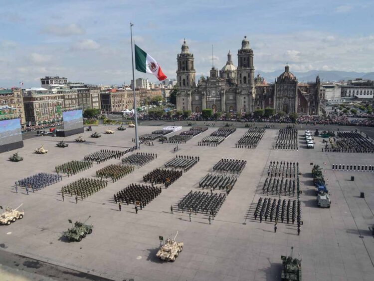 Desfile militar en la Ciudad de México en 212 aniversario de gesta de independencia