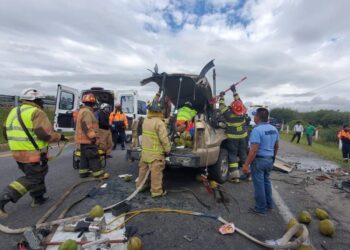 Tráiler mata a familia al embestir camioneta en ruta Querétaro-San Luis Potosí