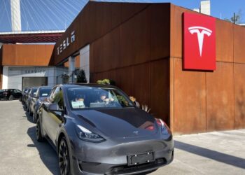 Tesla debe corregir falla eléctrica en más de un millón de vehículos