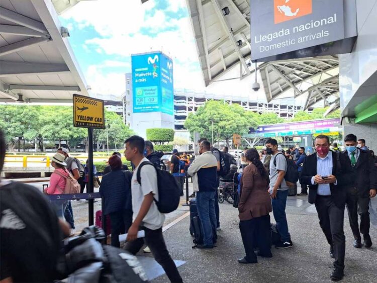 Reportan importantes demoras en vuelos del AICM tras sismo