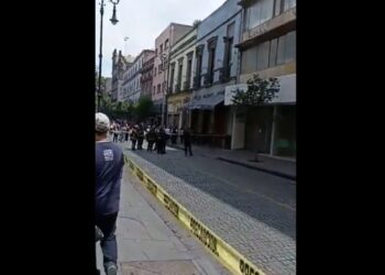 Caen vidrios, plafón y más material de edificios en Centro Histórico tras sismo