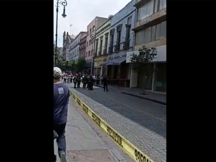 Caen vidrios, plafón y más material de edificios en Centro Histórico tras sismo