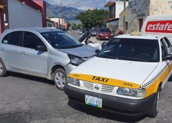 Empleado daña taxi al chocarlo con su auto