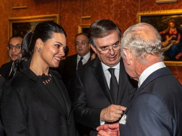 Ebrard habla con el rey Carlos III en Londres; lo invita a México