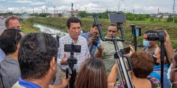 Supervisa Alcalde Mario López desazolve de drenes en Matamoros