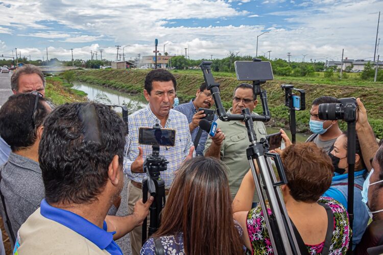 Supervisa Alcalde Mario López desazolve de drenes en Matamoros