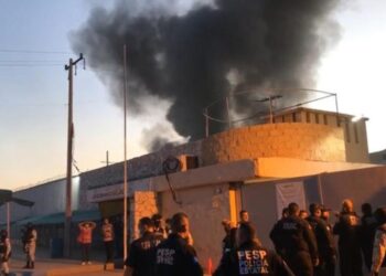 Se incendia penal femenil en Sonora; desalojan a más de 600 presas