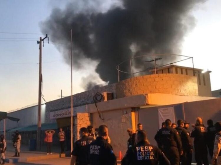 Se incendia penal femenil en Sonora; desalojan a más de 600 presas