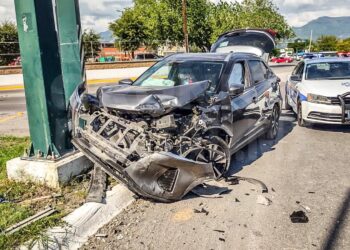 Tres lesionados deja aparatoso percance vial