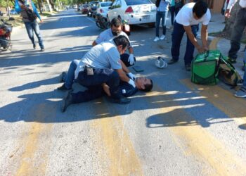 Embiste auto a repartidor de comida en calles 17 y Ocampo