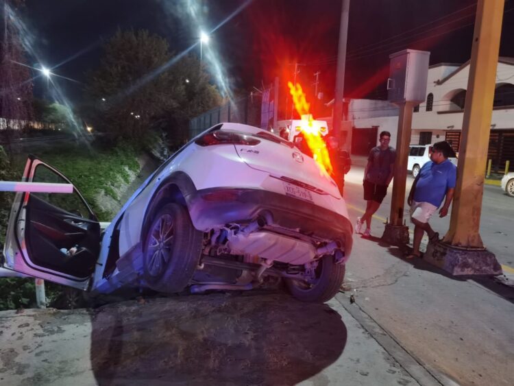 Aparatoso percance deja tres personas lesionadas