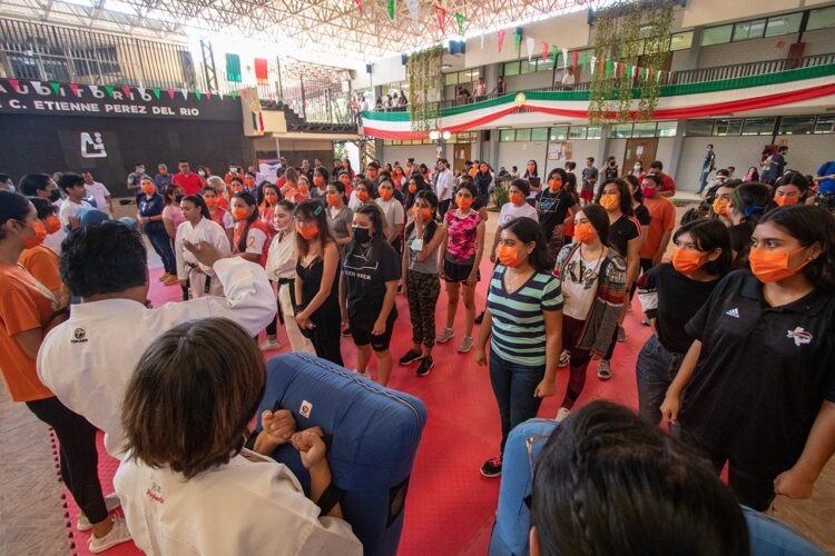 Imparte UAT curso de defensa personal a sus universitarias
