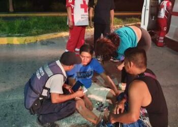 Motociclista se estrella contra una camioneta