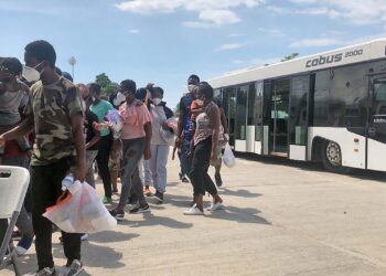 ErogaTexas 12 MDD en traslado de migrantes a ciudades santuario